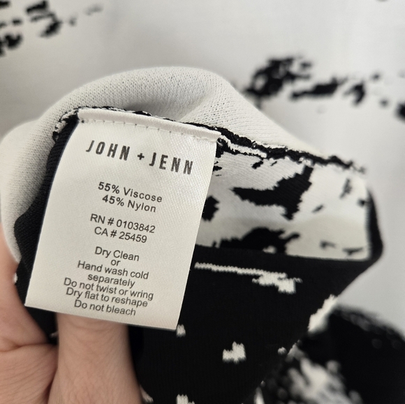 John + Jenn abstract knit Black and White Sleeveless Dress | M - Picture 4 of 5